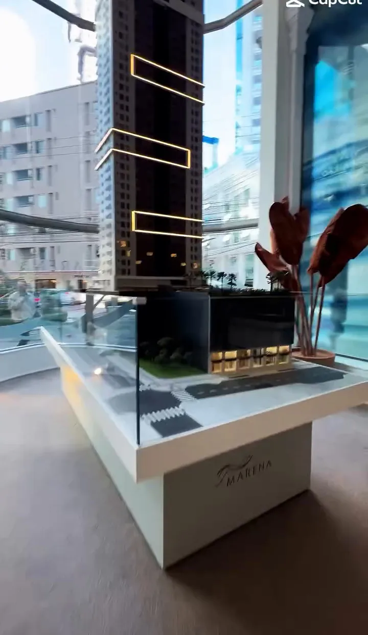 Maquete de torre residencial exposta em vitrine de plantão de vendas