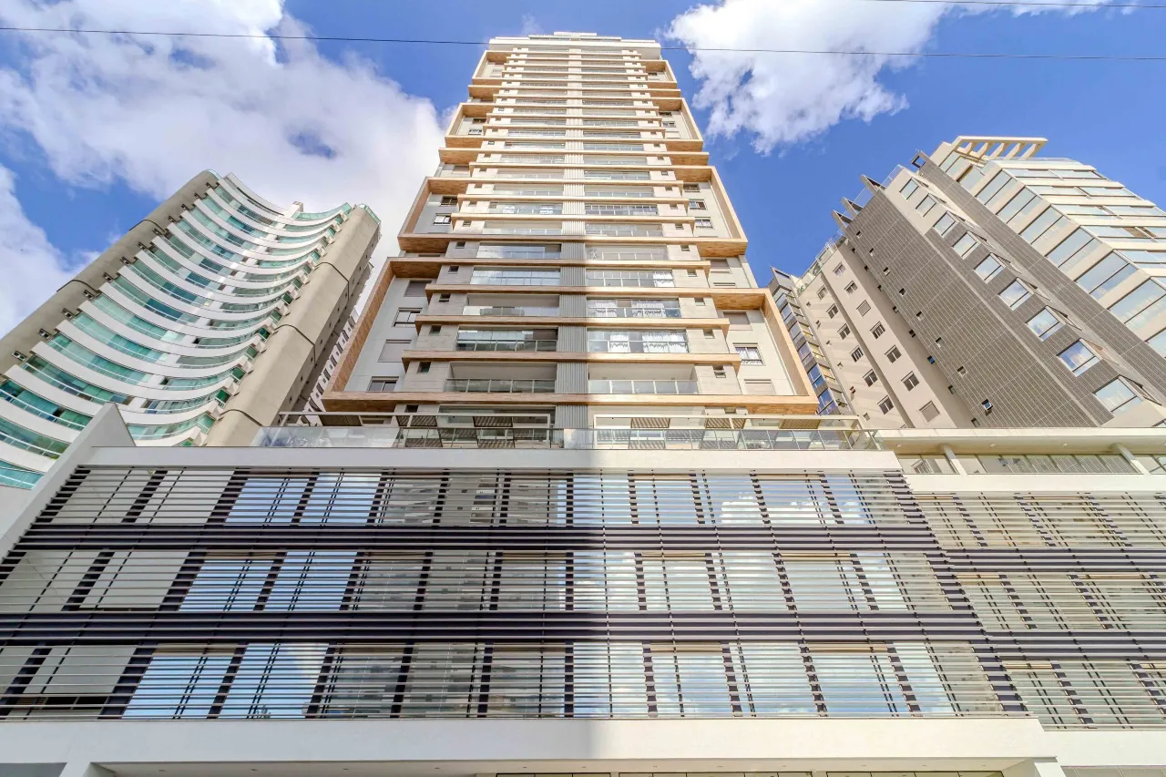 Edifício residencial contemporâneo fotografado de baixo para cima contra o céu